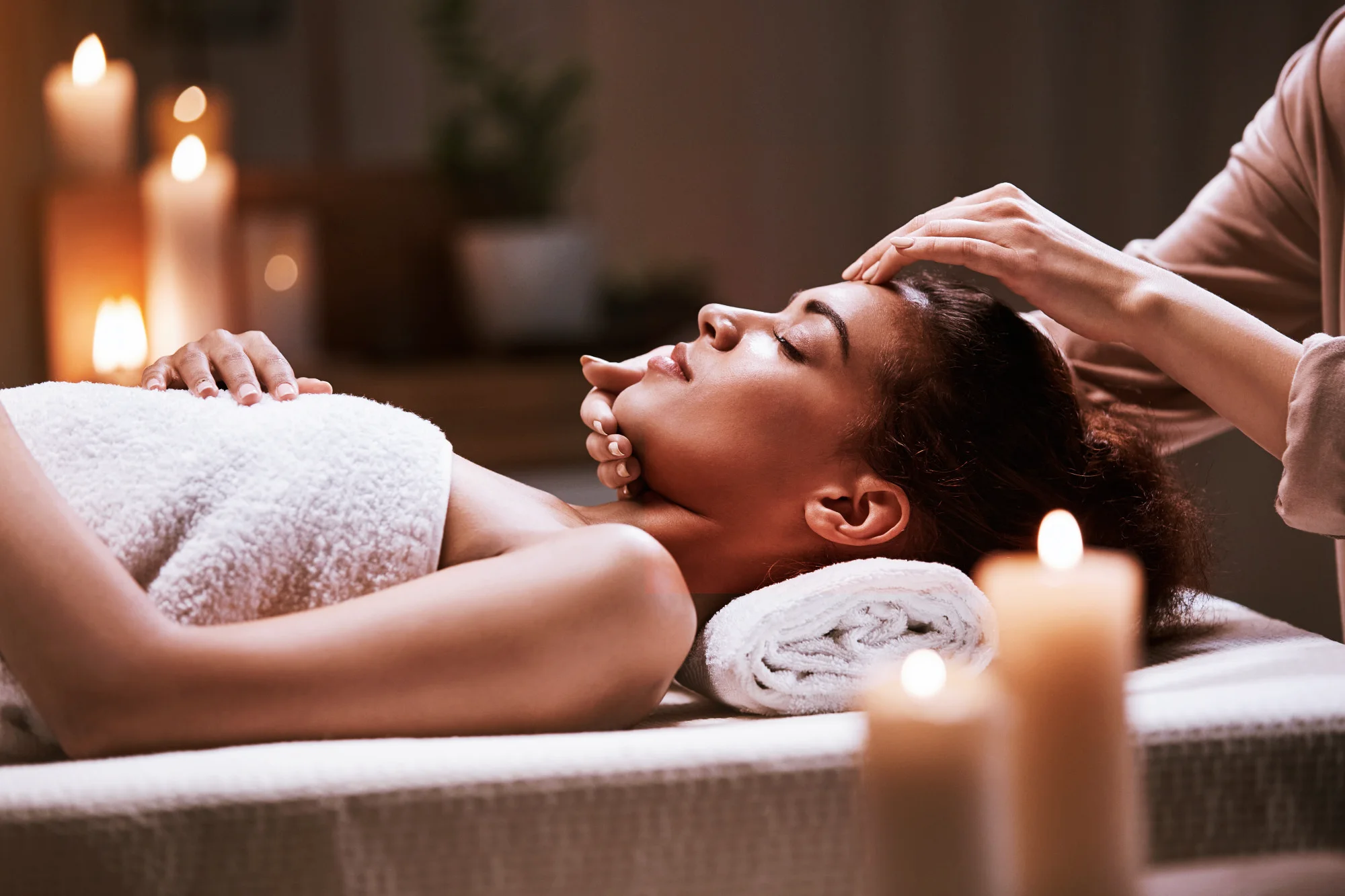Ambiance sereine et bougies pour un massage relaxant à Amiens